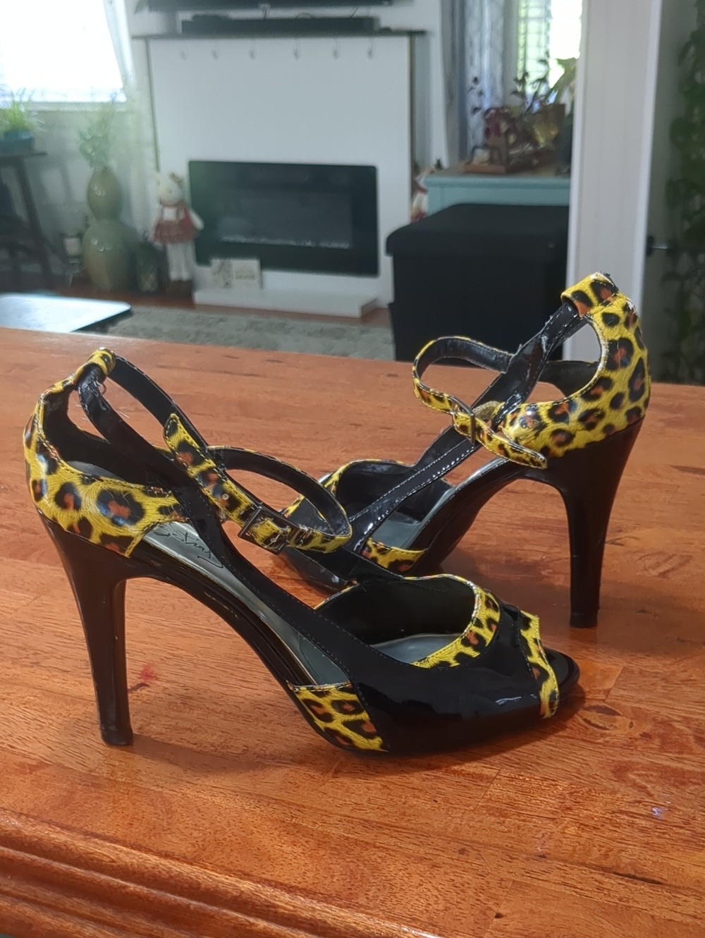 VTG Y2K City Streets Glossy Black Cheetah Print Strappy Peep Toe Heels Size 6
